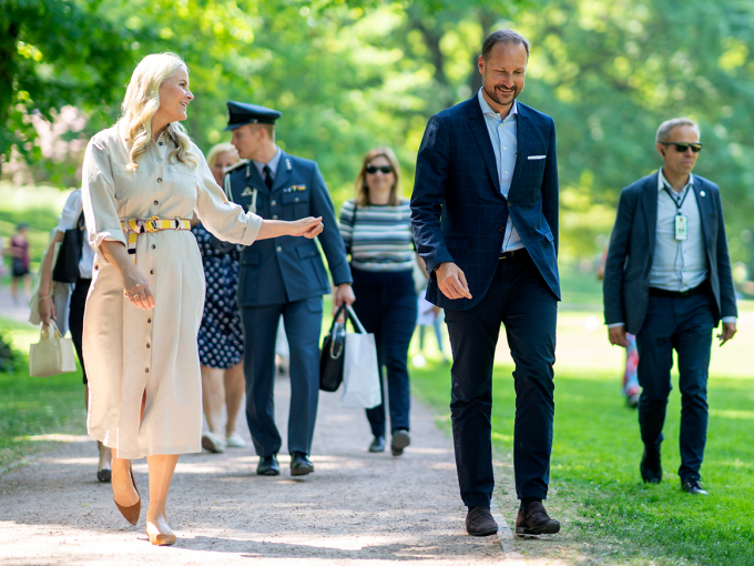 Kronprinsparet kunne spasere gjennom Slottsparken til Litteraturhuset i dag. Foto: Cornelius Poppe, NTB